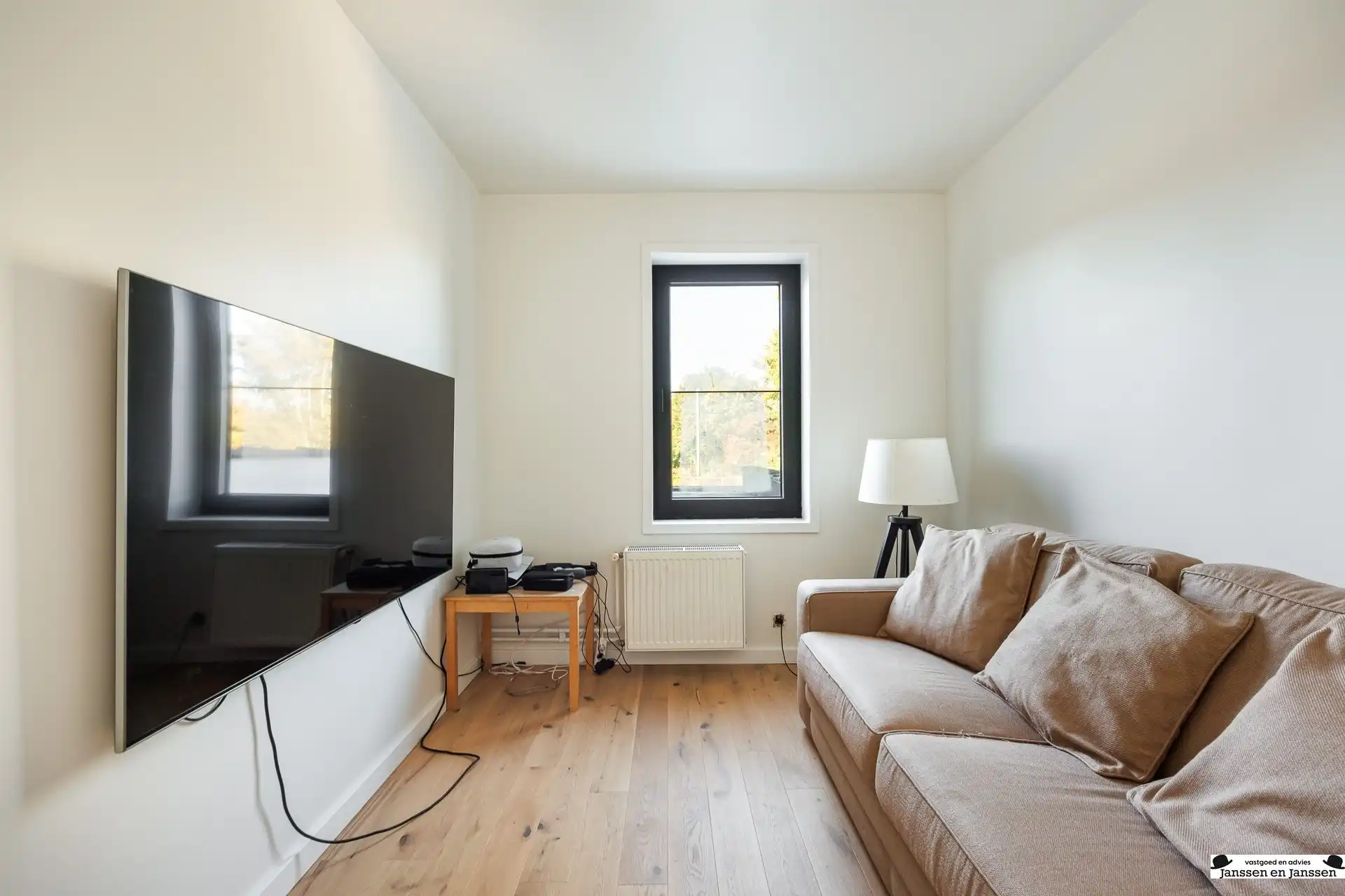 Prachtig gerenoveerde woning met 4 slaapkamers, garage en zonnige tuin foto 15
