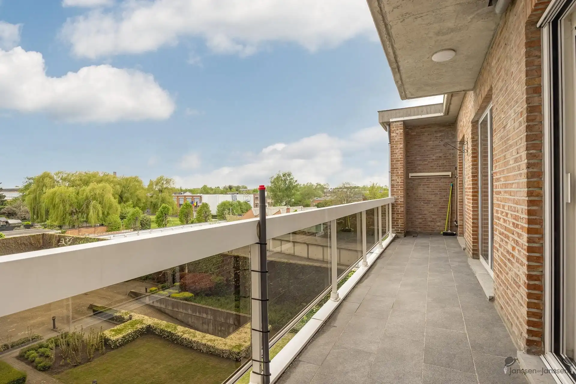 Centraal gelegen appartement met 3 slpks en 2 badkamers foto 2