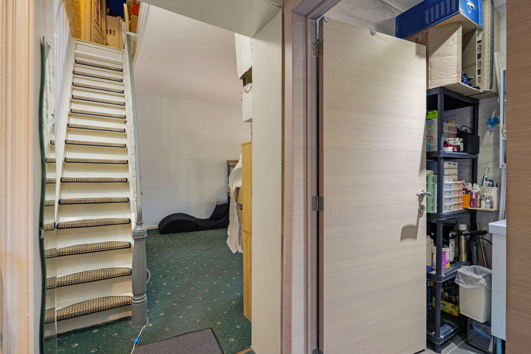 Uniek gelegen handelspand met woning foto 9