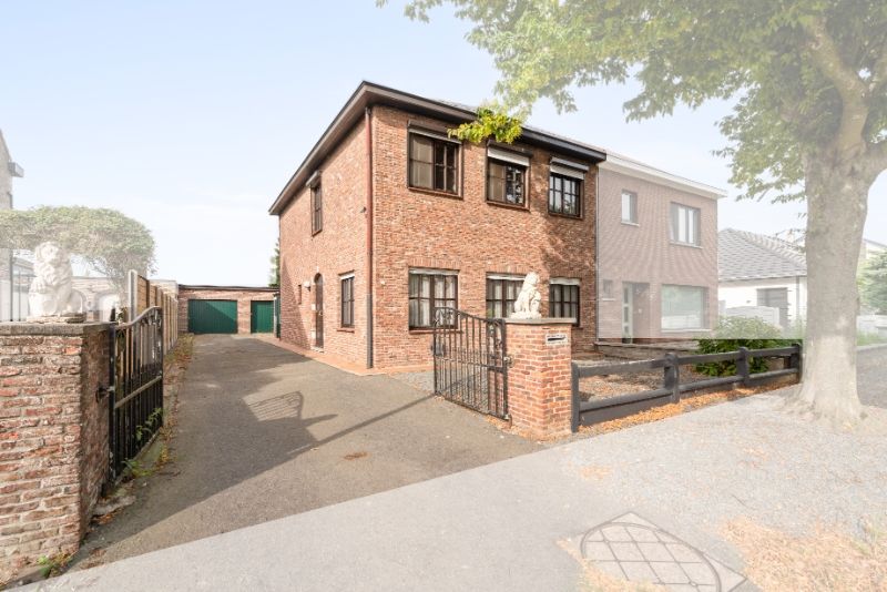 Ruime woning met 3 slaapkamers op 551m² foto {{pictureIndex}}