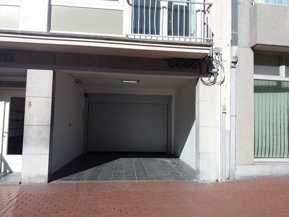 Garagebox aan de rugzijde vd Zeedijk, nabij Casinoplein foto 2
