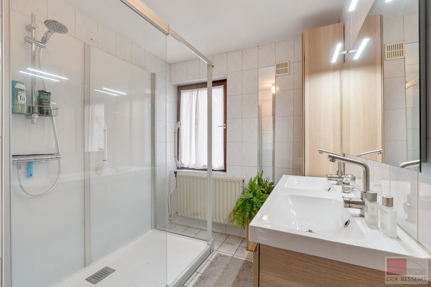 Karaktervolle woning uit 1980 bevindt zich op een perceel van maar liefst 1.399 m² en biedt een bewoonbare oppervlakte van 278 m² foto 23