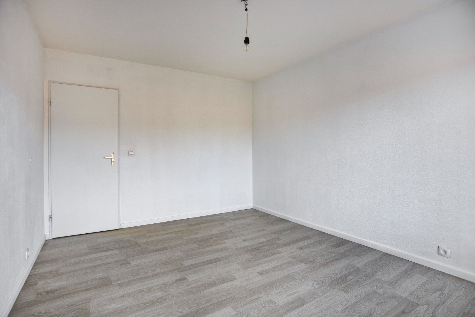 Gerenoveerd appartement met 3 slaapkamers, ruim terras, kelderberging en garagebox – EPC 188 kWh/m² - bewoonbare opp. 98 m² foto 13