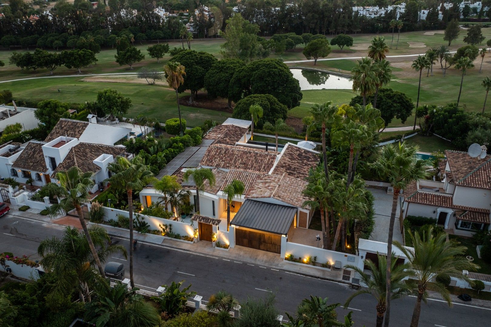 Unieke eerstelijns golfvilla in een exclusieve 'gated community' te Nueva Andalucia foto {{pictureIndex}}