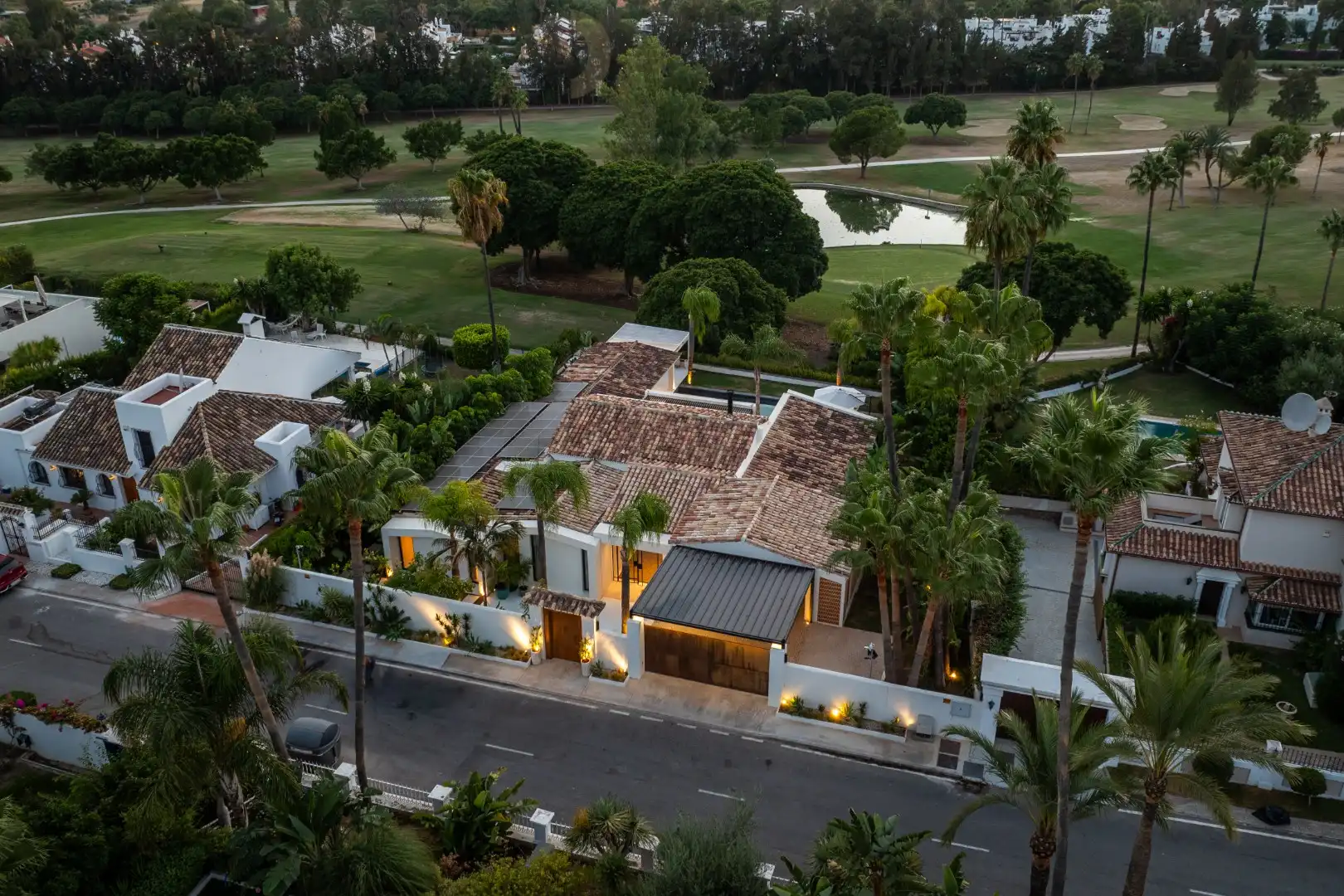 Unieke eerstelijns golfvilla in een exclusieve 'gated community' te Nueva Andalucia foto {{pictureIndex}}