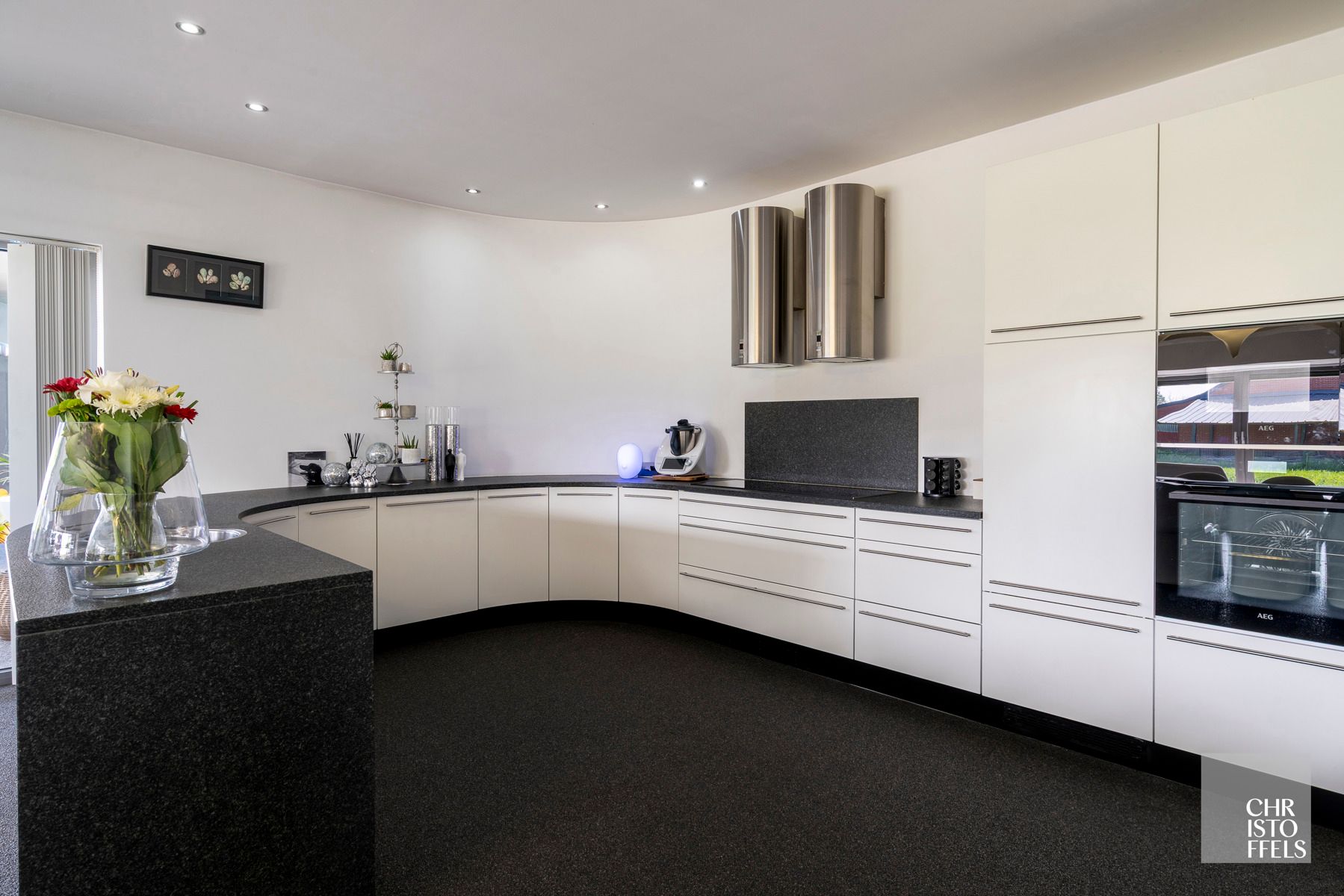 Moderne villa van 320m2 met verwarmd buitenzwembad foto 8