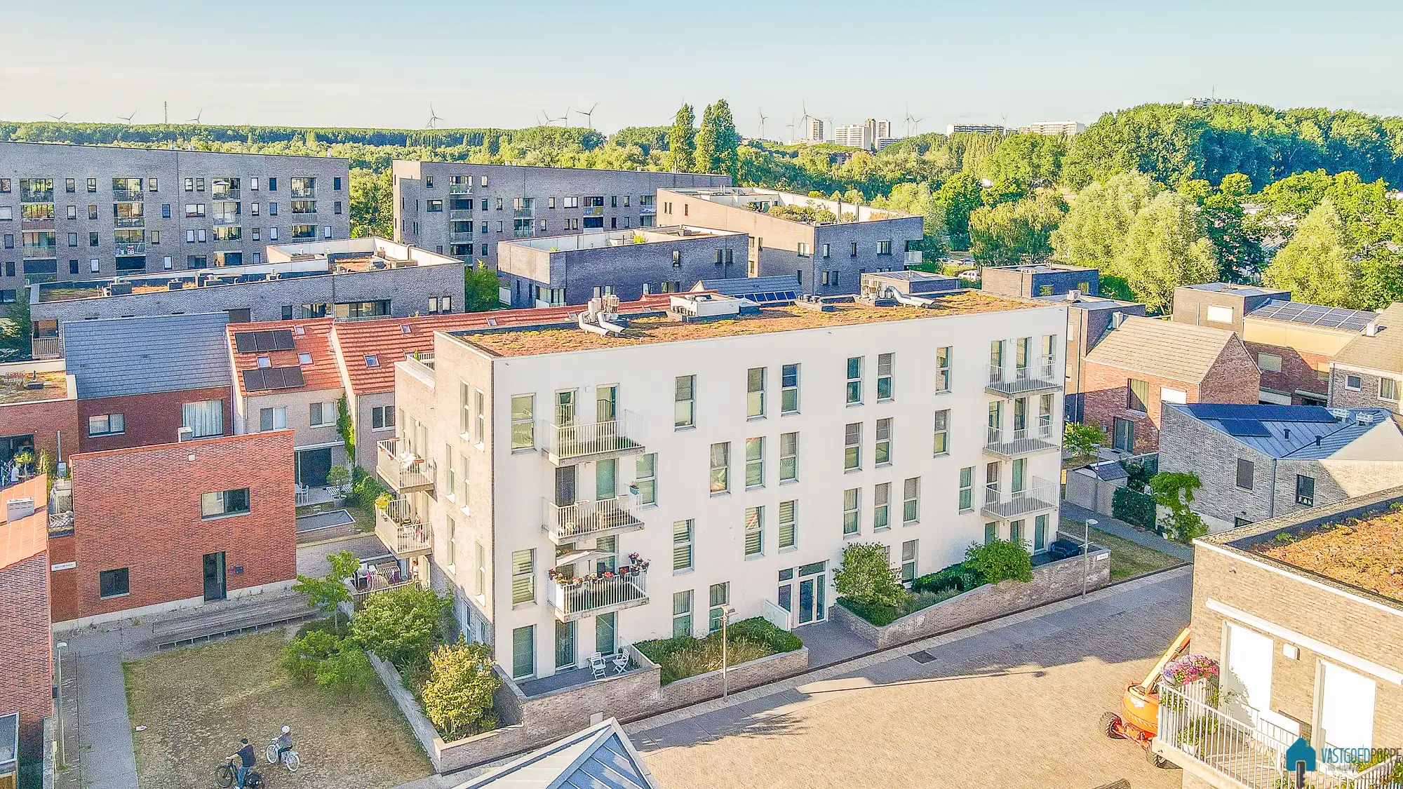 Ruime garagebox 18m² foto {{pictureIndex}}