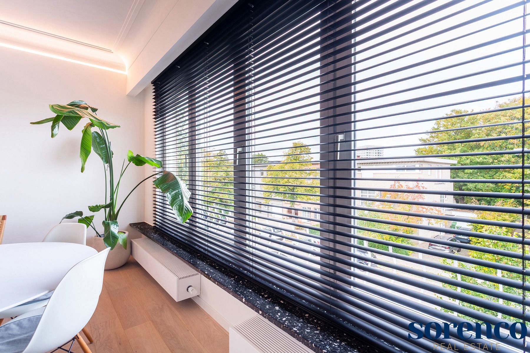 Wilrijk - Gerenoveerd en lichtrijk hoekapp.+ terras. foto 10