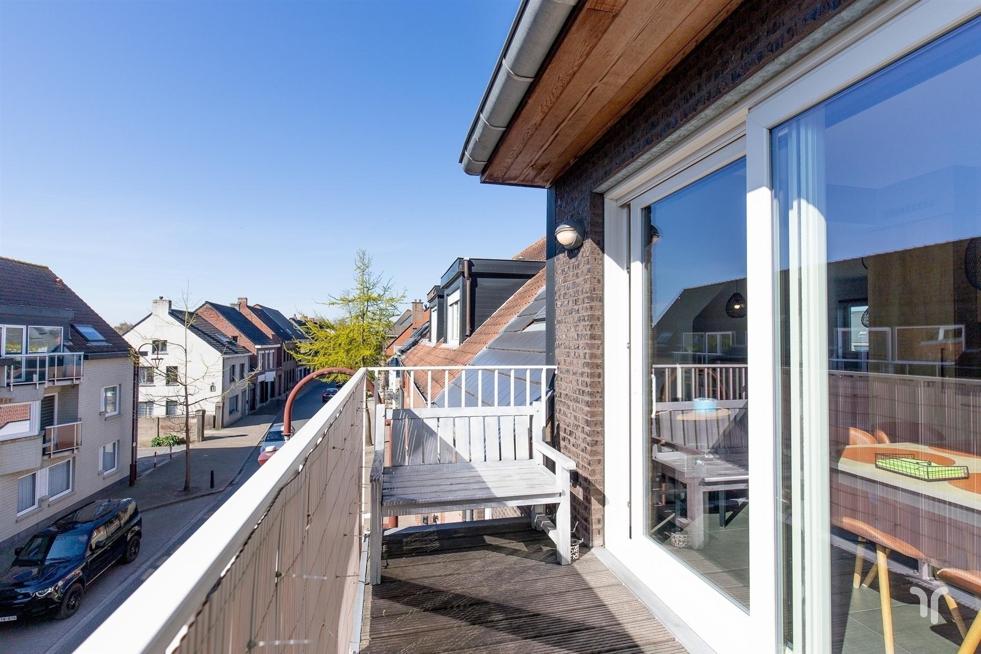 Ruim duplexappartement met 3 slaapkamers en 2 badkamers. foto 13