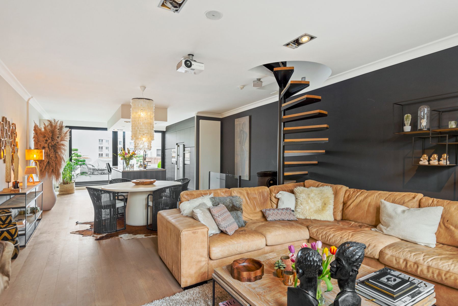 Degelijk gerenoveerde woning aan de Vesten te Lier. foto 3