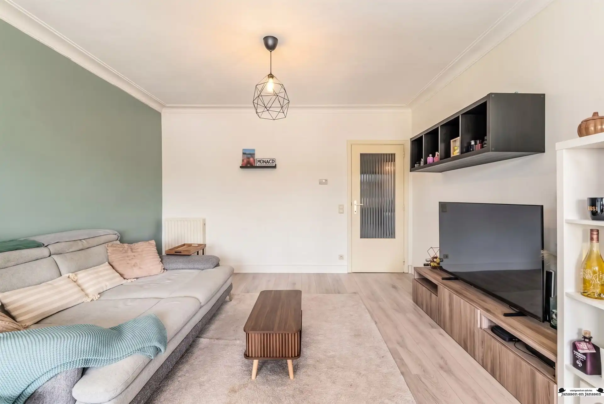 Instapklaar 2-slaapkamer appartement met terras foto 3