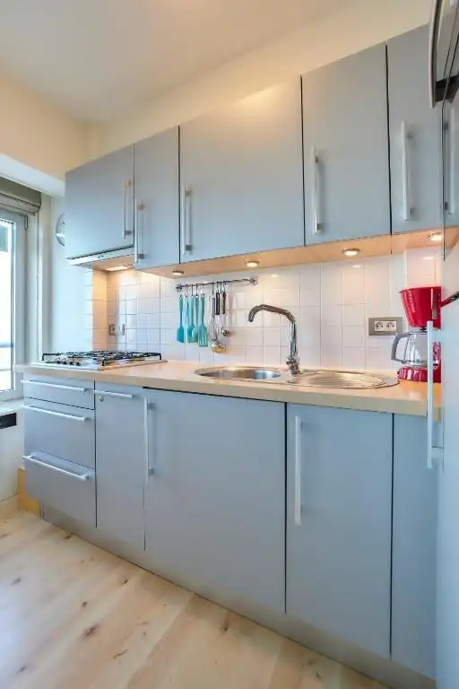 INSTAPKLARE STUDIO MET SCHITTEREND ZICHT OP ZEE  foto 17