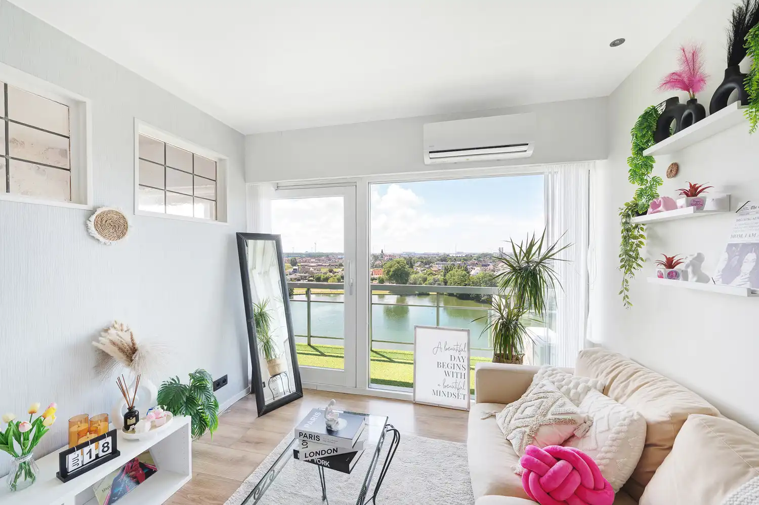 Prachtig gemeubelde vernieuwde studio/appartement met zonnig terras en open zichten foto {{pictureIndex}}