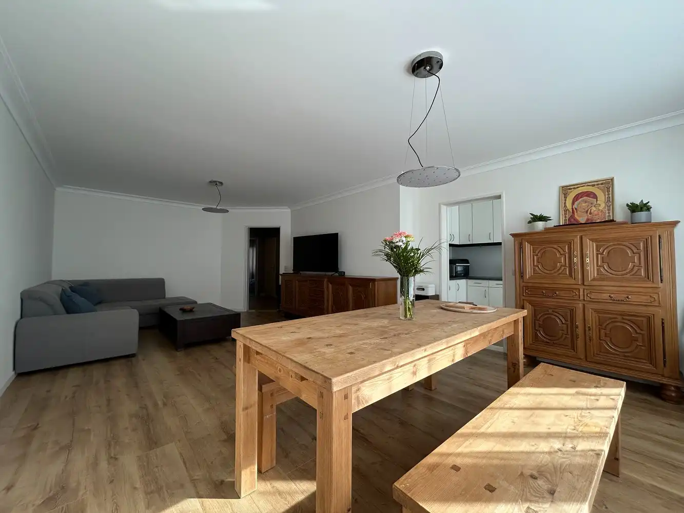 GERENOVEERD APPARTEMENT MET 2 SLAAPKAMERS, BUREAURUIMTE EN TERRAS foto 3