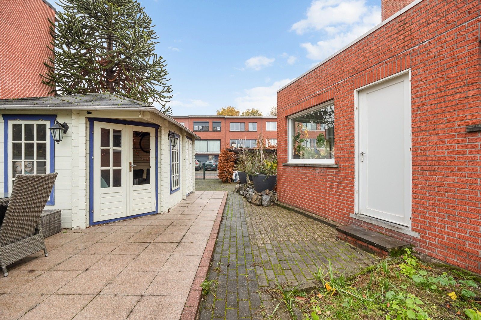 Complete hoekwoning met praktijkruimte/kantoor en 2 aparte opritten of te gebruiken als zorgwoning. foto 12