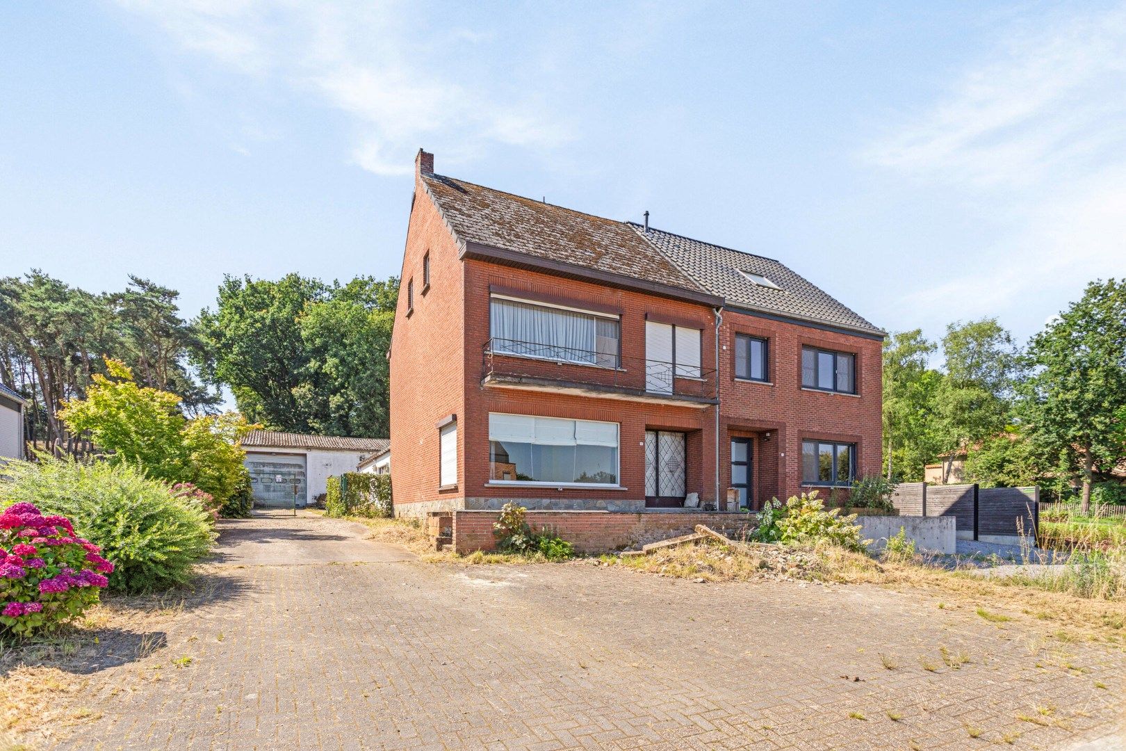 Hoofdfoto van de publicatie: Te renoveren woning met magazijn op +/- 824 m² nabij het centrum van Tessenderlo !