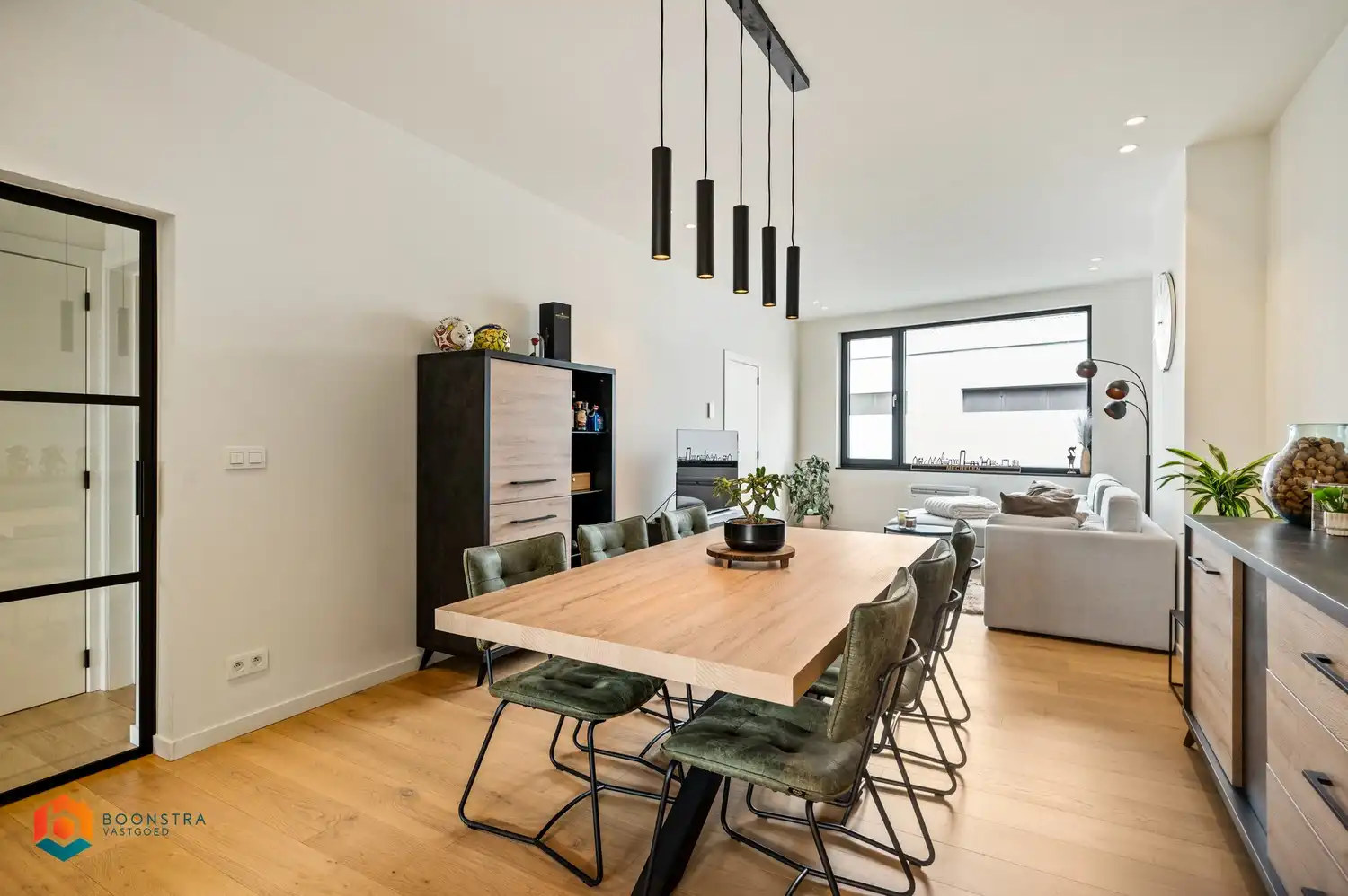 Ruim, energiezuinig en gerenoveerd gelijkvloersapp met 2 slpkrs en mooie tuin foto 4