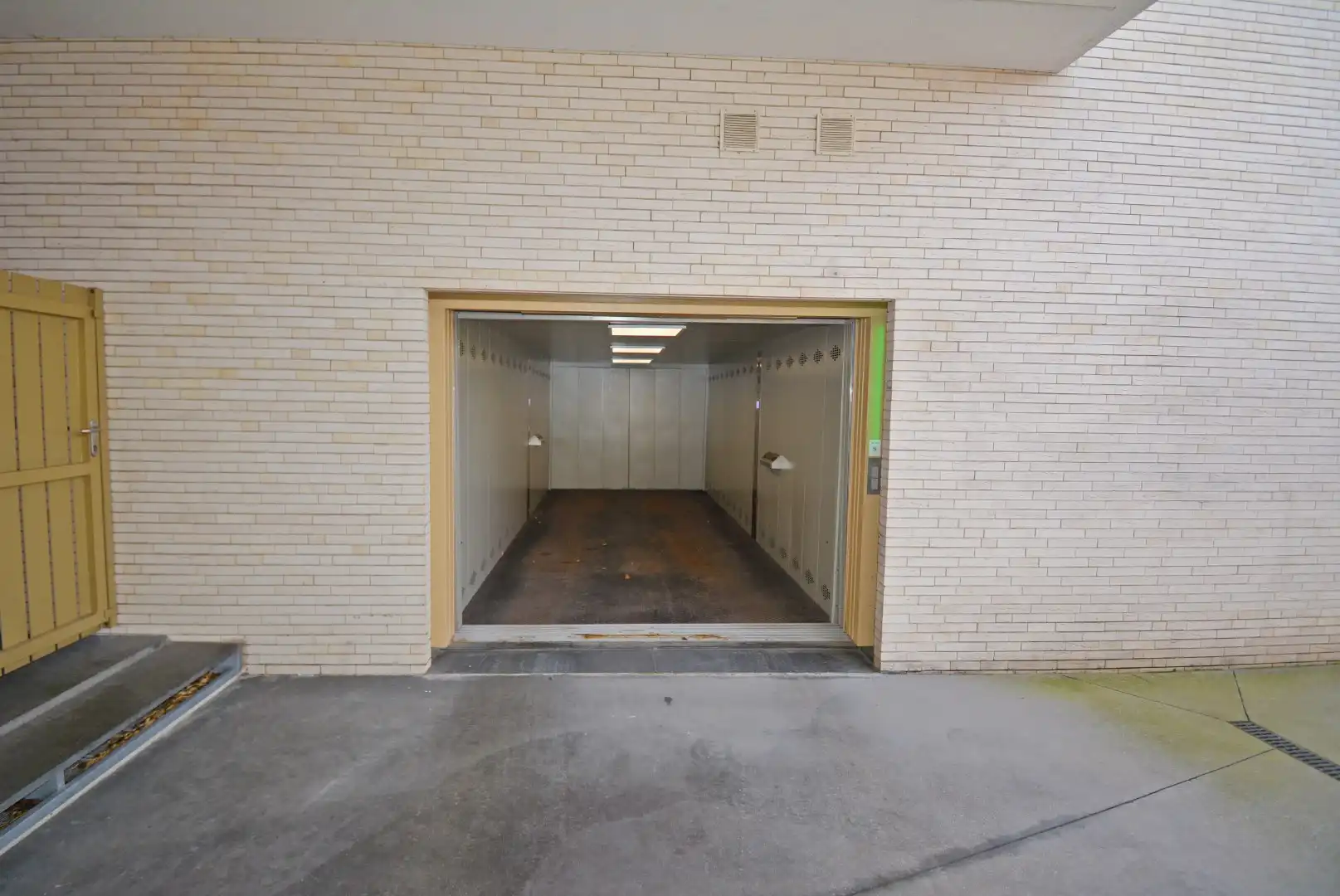 Ruime en zeer centraal gelegen garagebox . foto 4