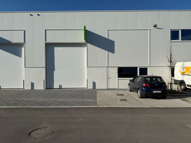 Modern magazijn van 216 m² met parkeerplaatsen op toplocatie in Evergem foto 2