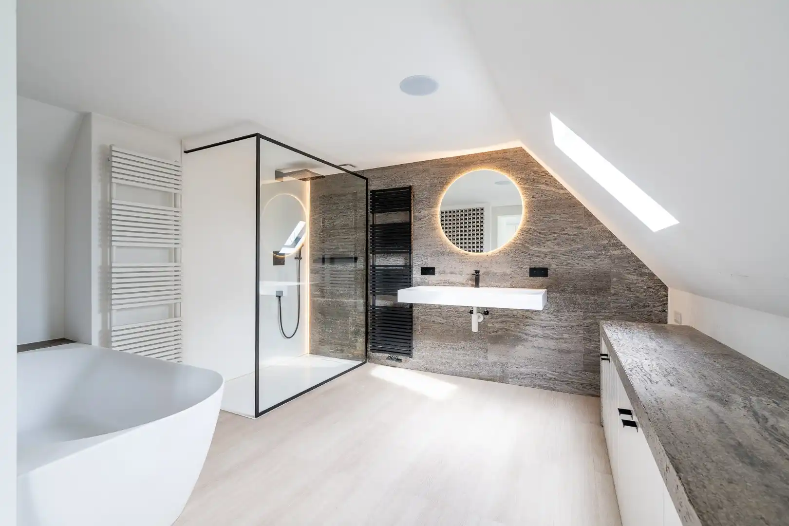 Exclusieve karaktervolle woning op een enorm perceel met 4 slaapkamers, super grote tuin met prachtig zicht op de polders foto 19