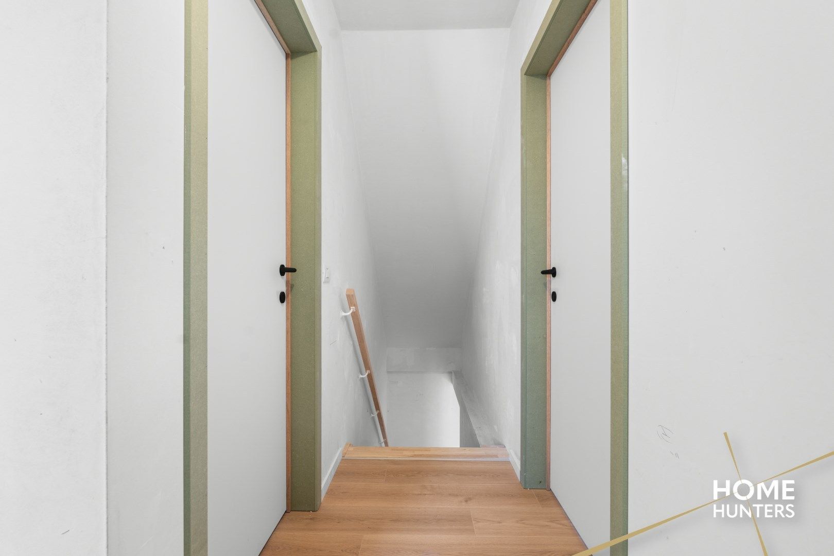 Halfopen nieuwbouwwoning in moderne stijl foto 7