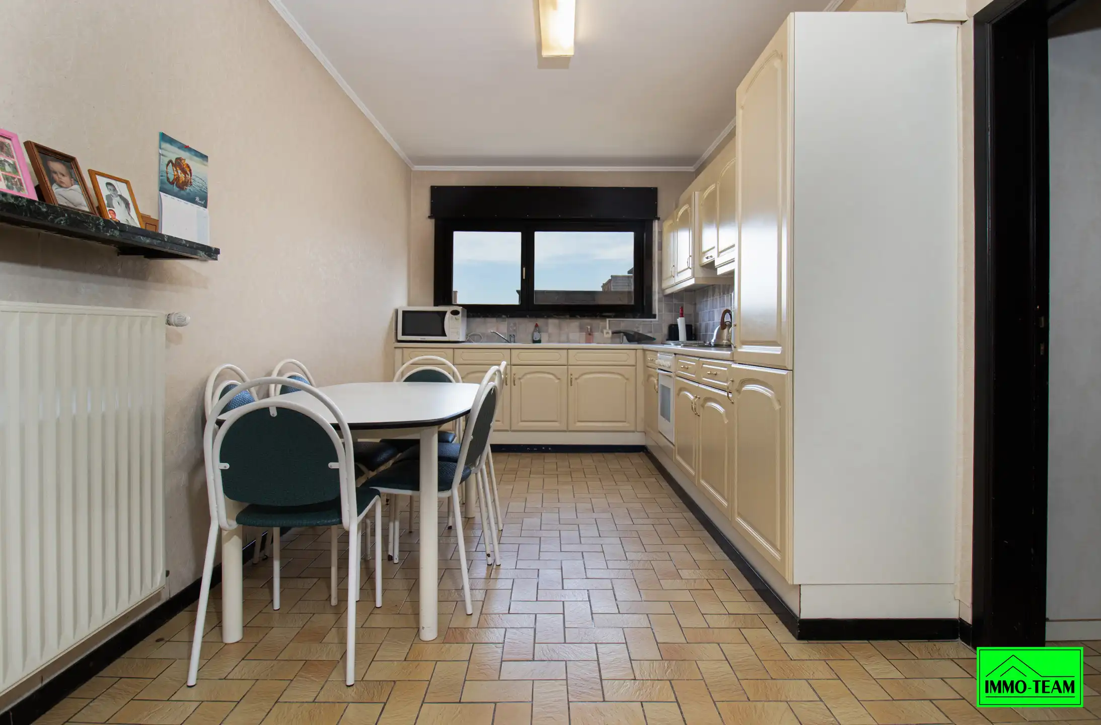 4-gevel woning in residentiële woonwijk foto 8