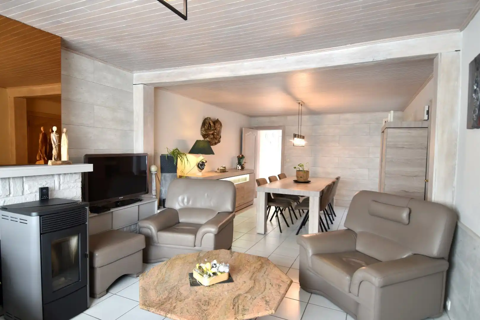 Mooie rijwoning met 2 slaapkamers, tuin en garage te koop in het gezellige Gullegem foto 4