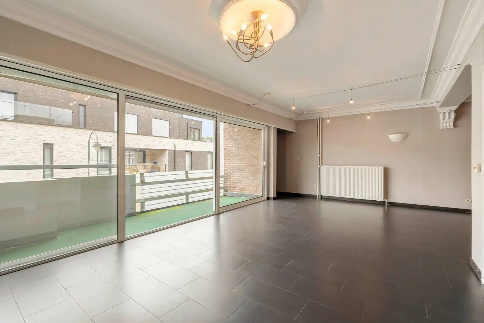 Comfortabel, zeer ruim appartement met 4 slaapkamers, terras en garage in het centrum van Neeroeteren!  foto 9