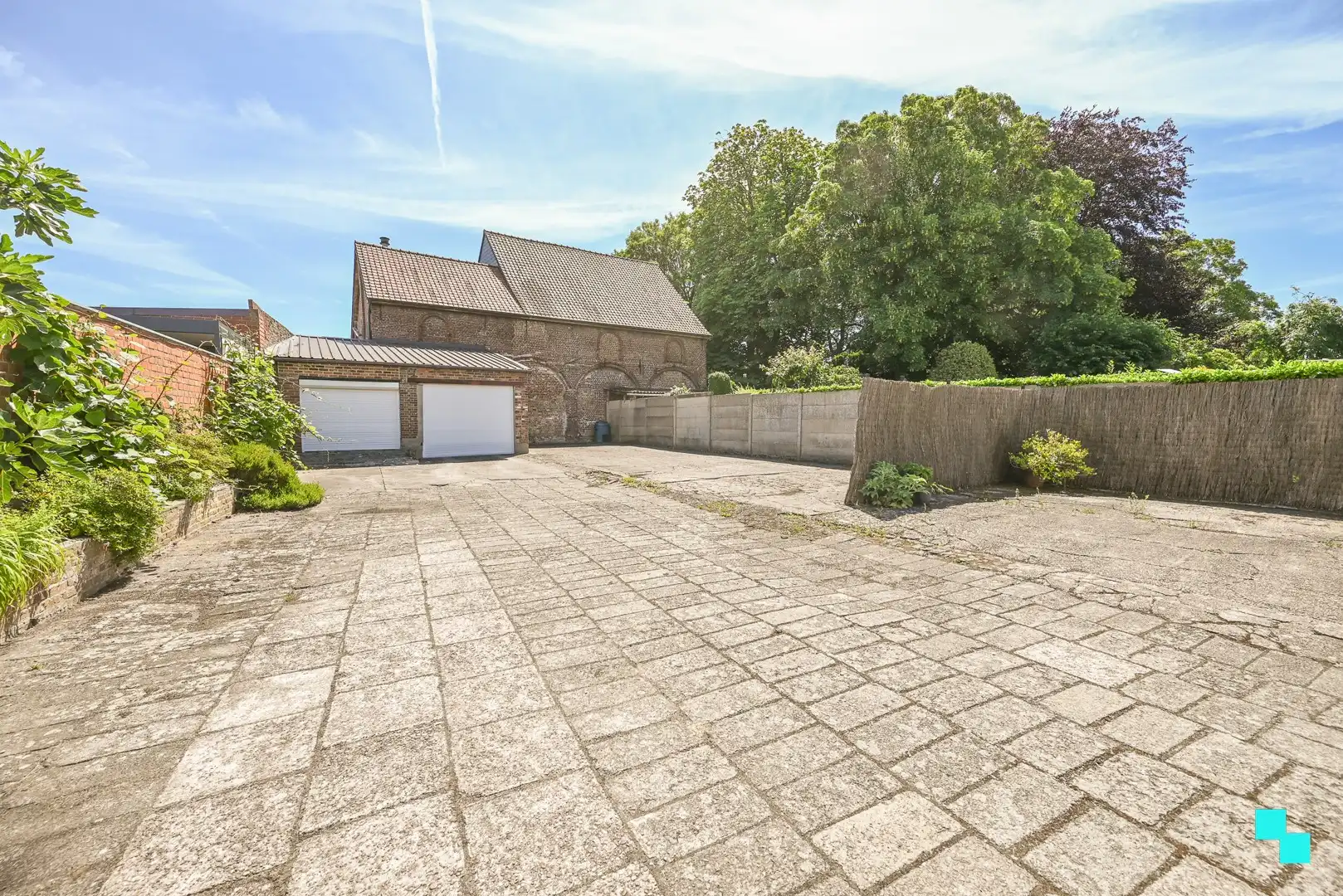 Zeer ruime woning met naastliggend interessant perceel te Izegem foto 4