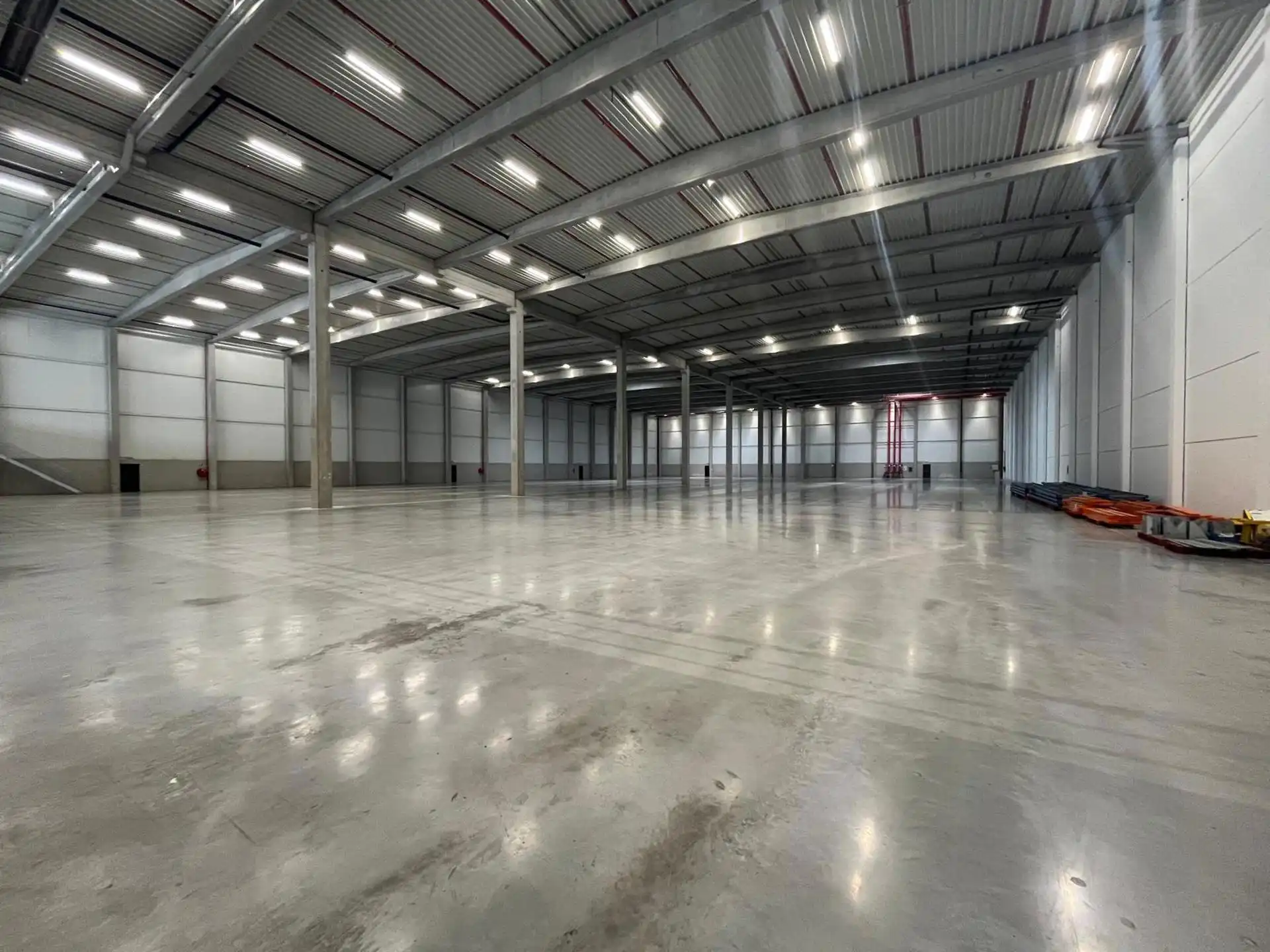 TE HUUR - Boom logistiek magazijn 6.516m² met 7 loskades foto 2