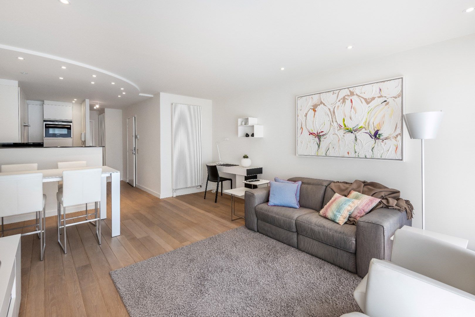 Aangenaam appartement met groot zonneterras gelegen in een rustige zijstraat van de Dumortierlaan. Parking mogelijk. foto 2