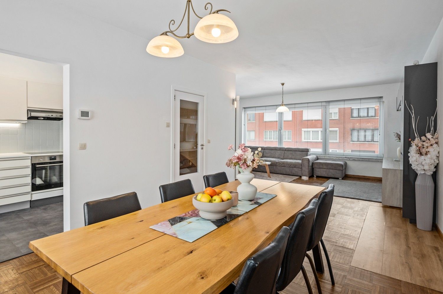 Ruime grotendeels gerenoveerde belétage met 3 slaapkamers, tuin en garage met oprit in Kapellen foto 6