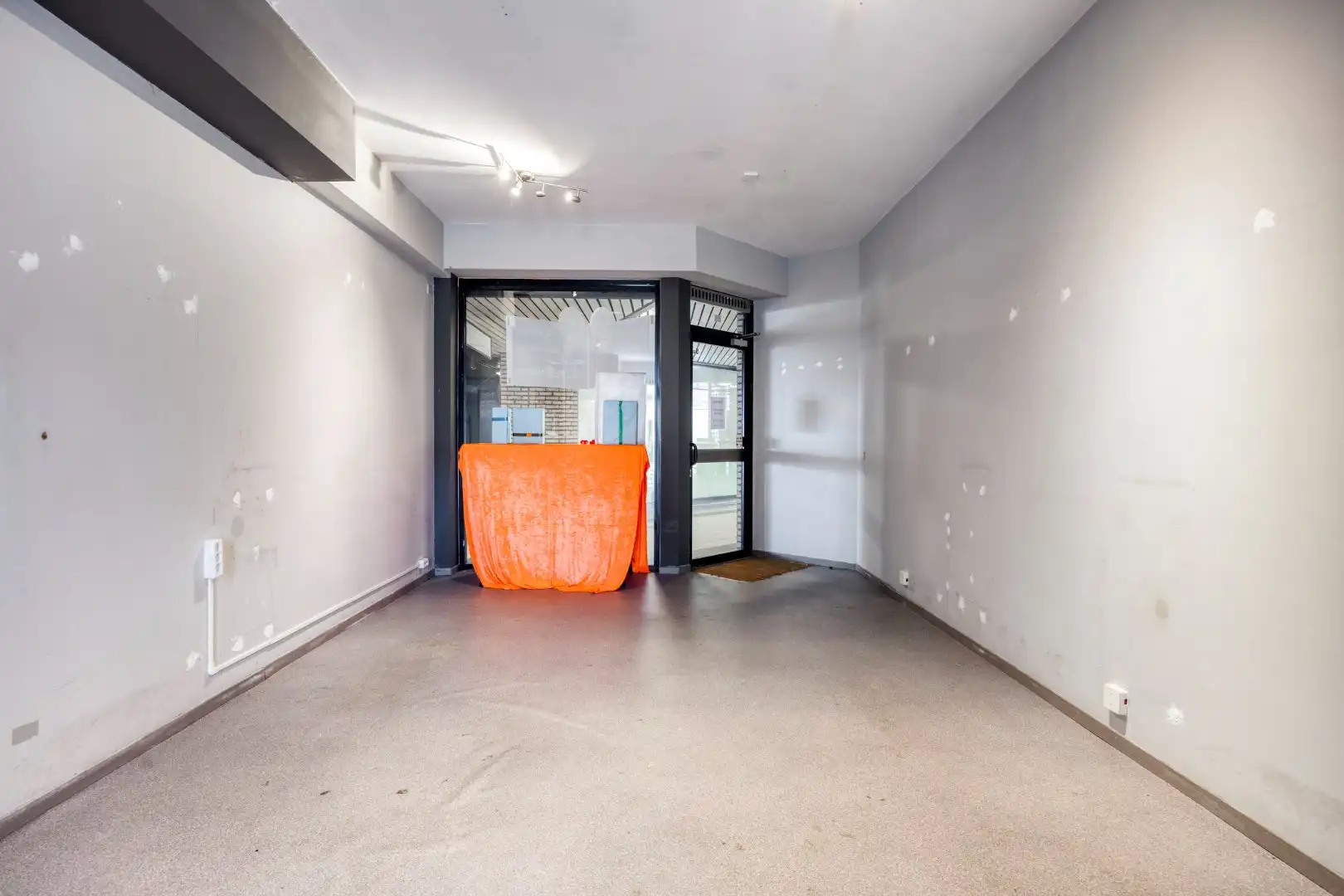 Gunstig gelegen handelsruimtes van 56 m² en 37 m² in gallerij "Laarcenter". foto 12