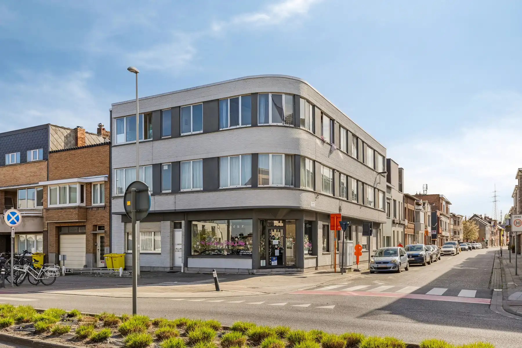 Hoekgebouw met 8 appartementen en handelszaak te Lier foto 2