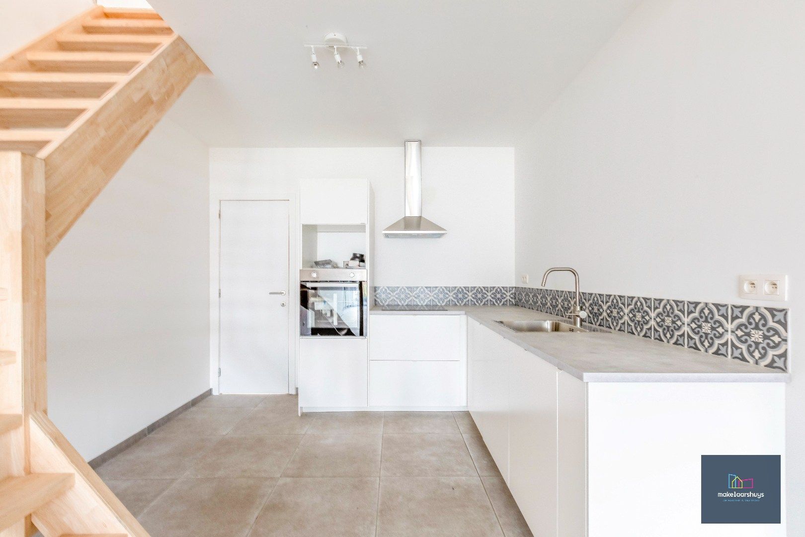 Instapklare gerenoveerde woning in rij met terras, tuin en garagebox foto 9