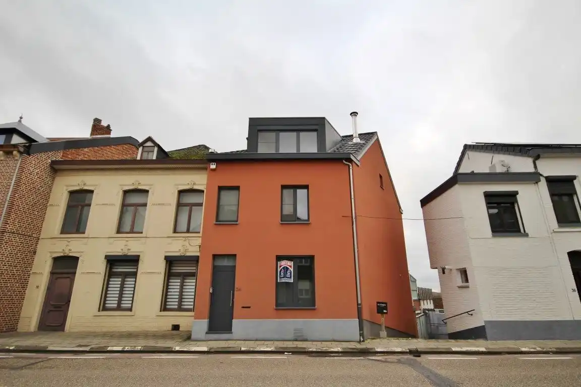 Zeer ruime woning net buiten het stadscentrum! foto {{pictureIndex}}