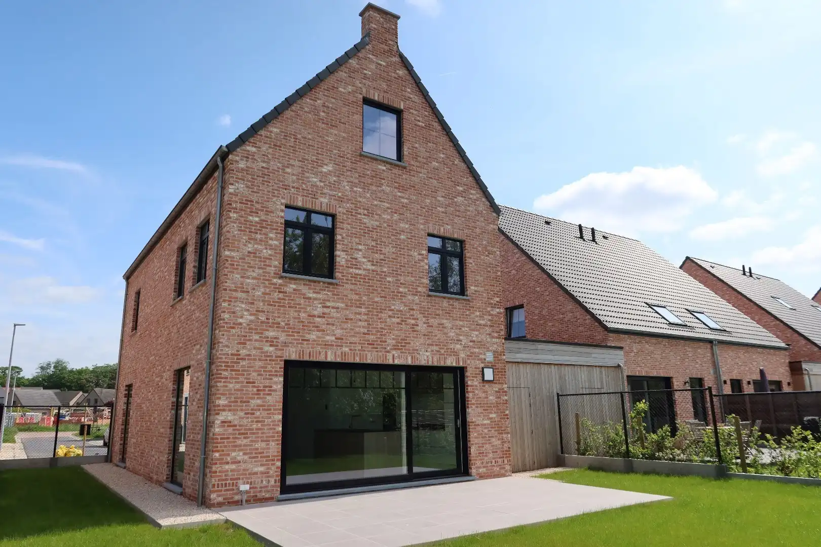 Recente pastorijwoning met 3 slk, carport en tuin foto 23