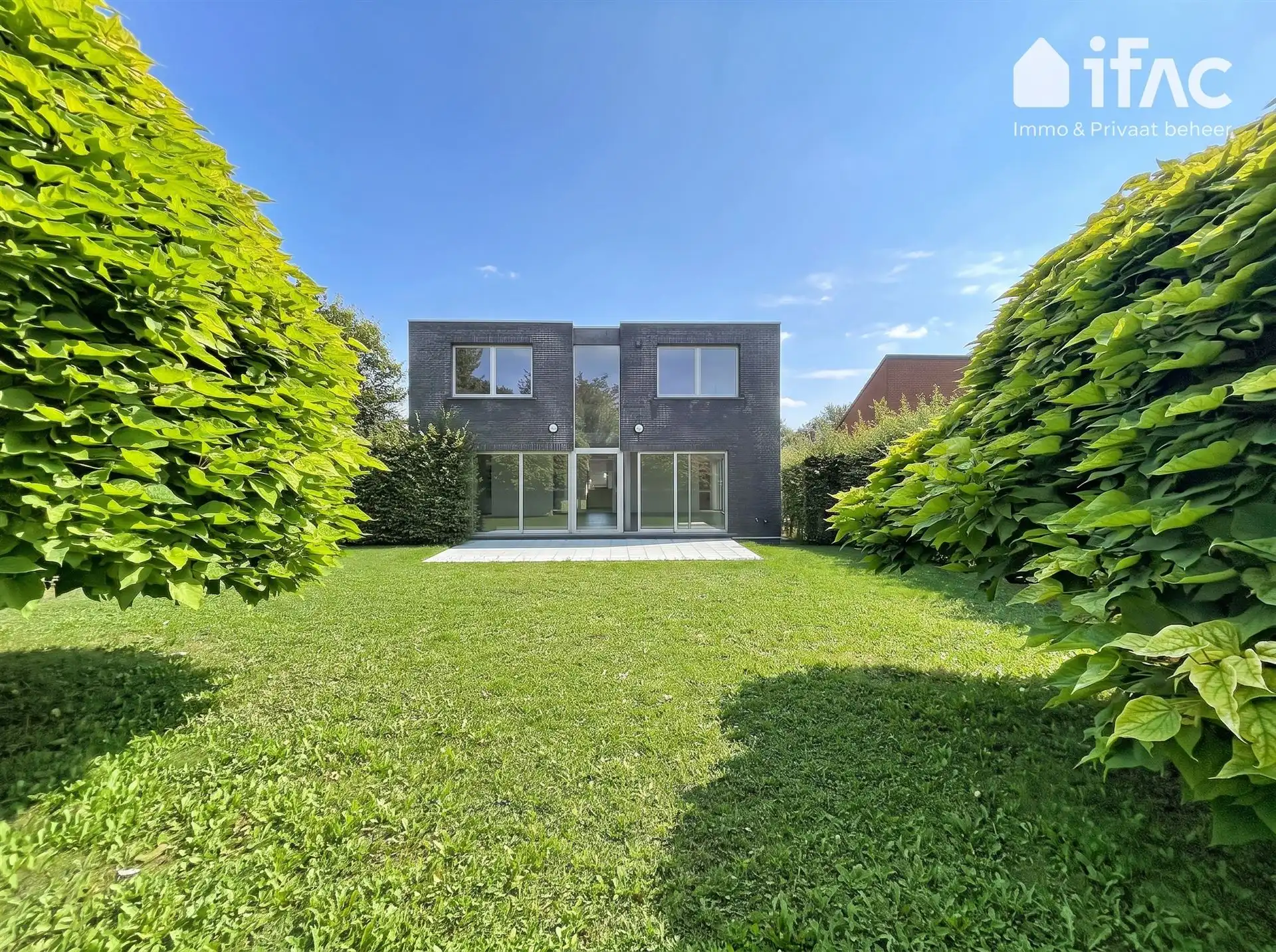 Moderne en ruime villa met mooi aangelegde tuin foto 6