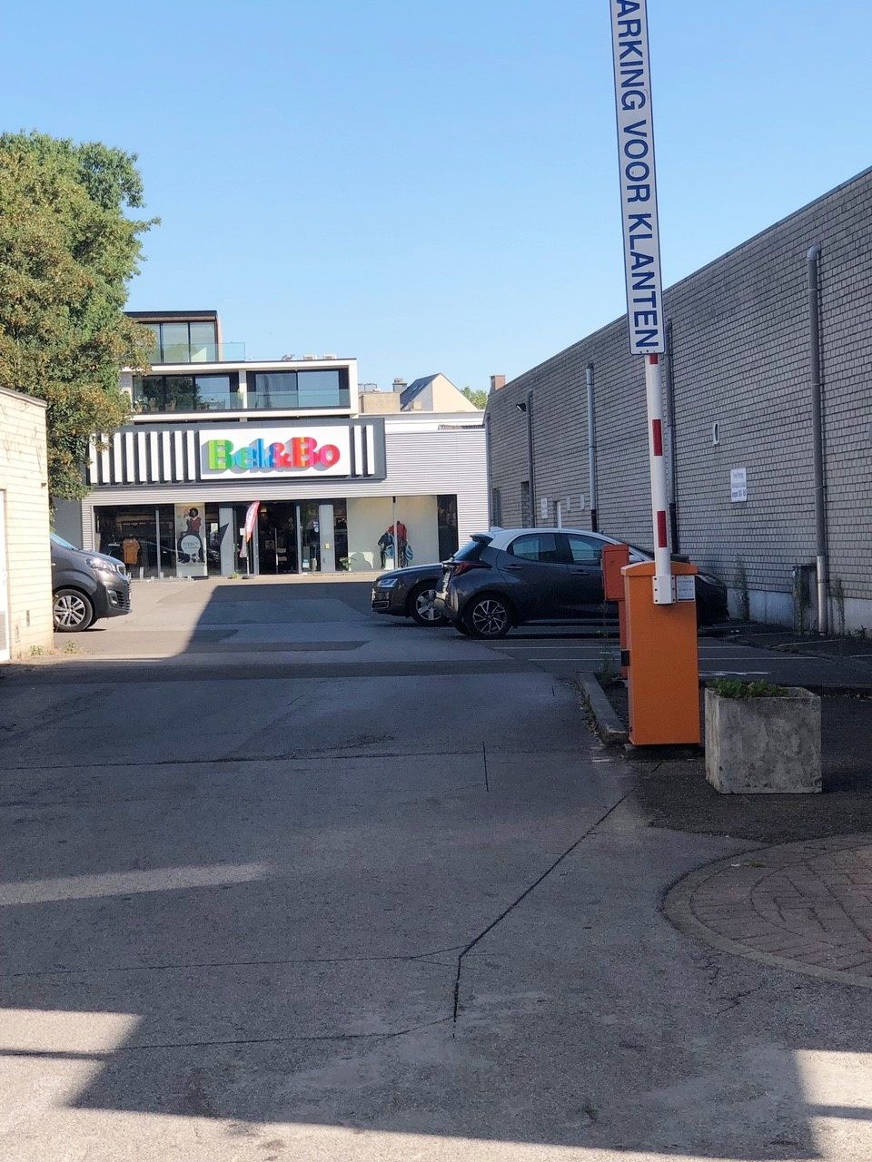 RUIM COMMERCIEEL PAND 915 M2 MET PARKING foto 3