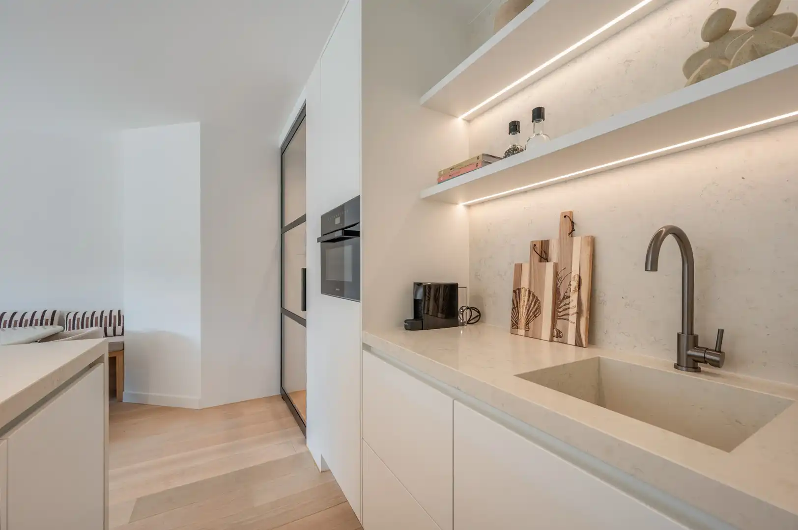 Prachtig en lichtrijk appartement op enkele stappen van de Dumortierlaan. foto 10