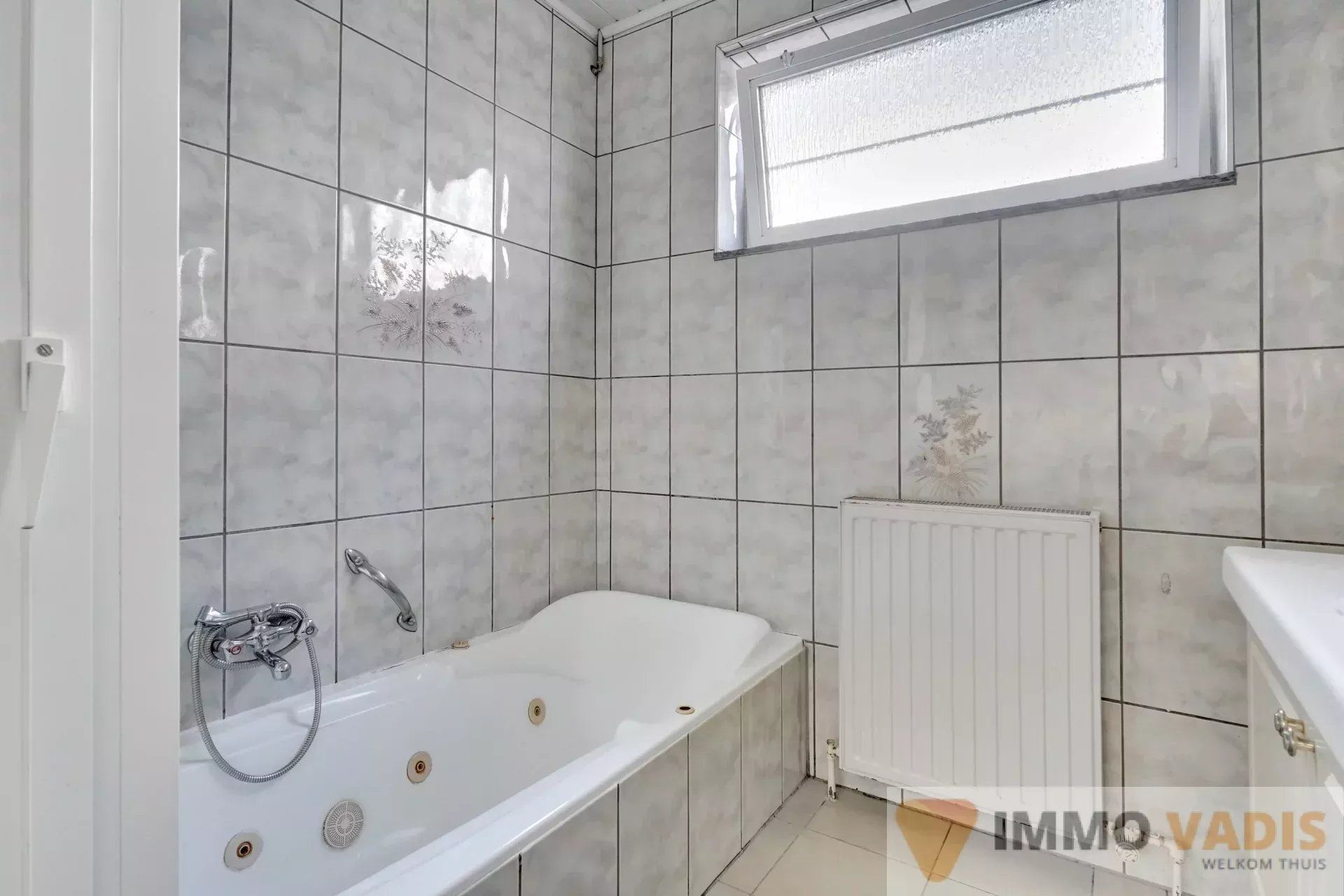 Ruime halfopen bebouwing op rustige locatie foto 13
