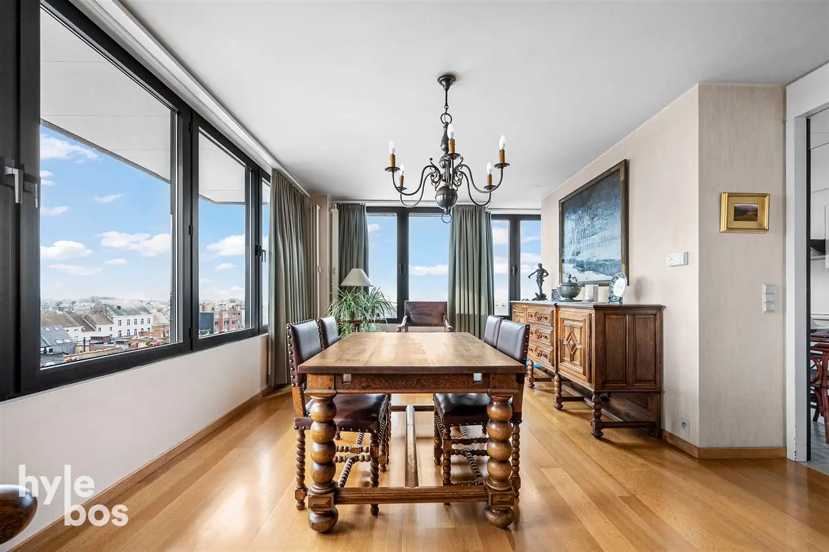 Centraal gelegen 3 slaapkamer appartement met parking foto 7