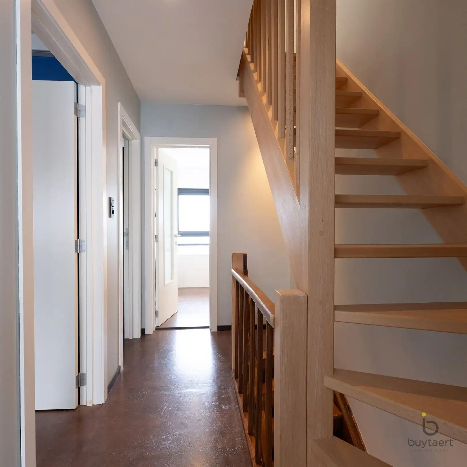 INSTAPKLARE CENTRAAL GELEGEN RIJWONING MET DRIE SLAAPKAMERS EN GEZELLIG TUINTJE! foto 25