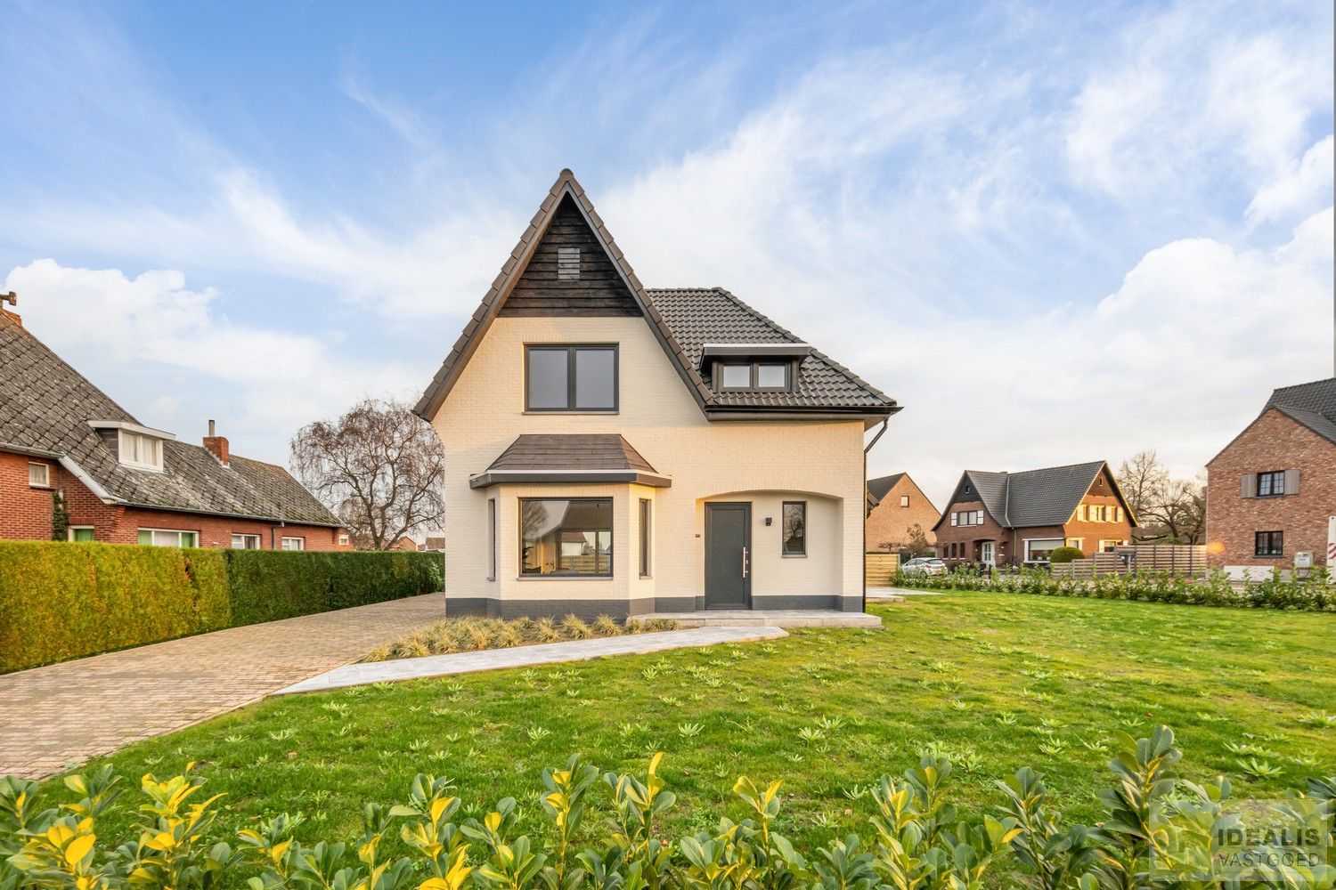 IDEALIS VASTGOED – Schitterend volledig vernieuwde woning met een heerlijke open leefruimte, luxe keuken, 3 ruime slaapkamers, een ruime luxueuze badkamer én een ruime wasplaats! Dit heerlijke huis bevindt zich op een volledig nieuw aangelegd perceel van 7a 88ca vlakbij het centrum van Hamont-Achel, op slechts enkele minuten van de Nederlandse grens - EEN MUST VISIT! - foto 4