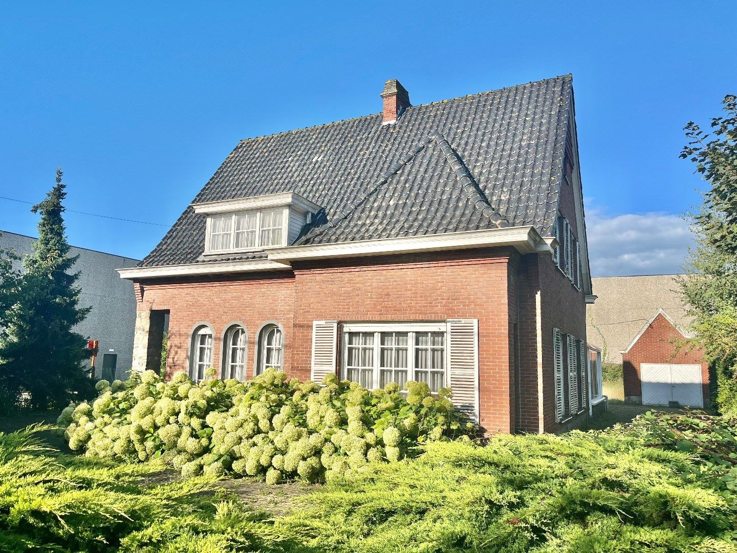 Charmante te renoveren villa, zonder renovatieplicht, op een perceel van 1.116 m2, met 3 slaapkamers en een garage. foto {{pictureIndex}}