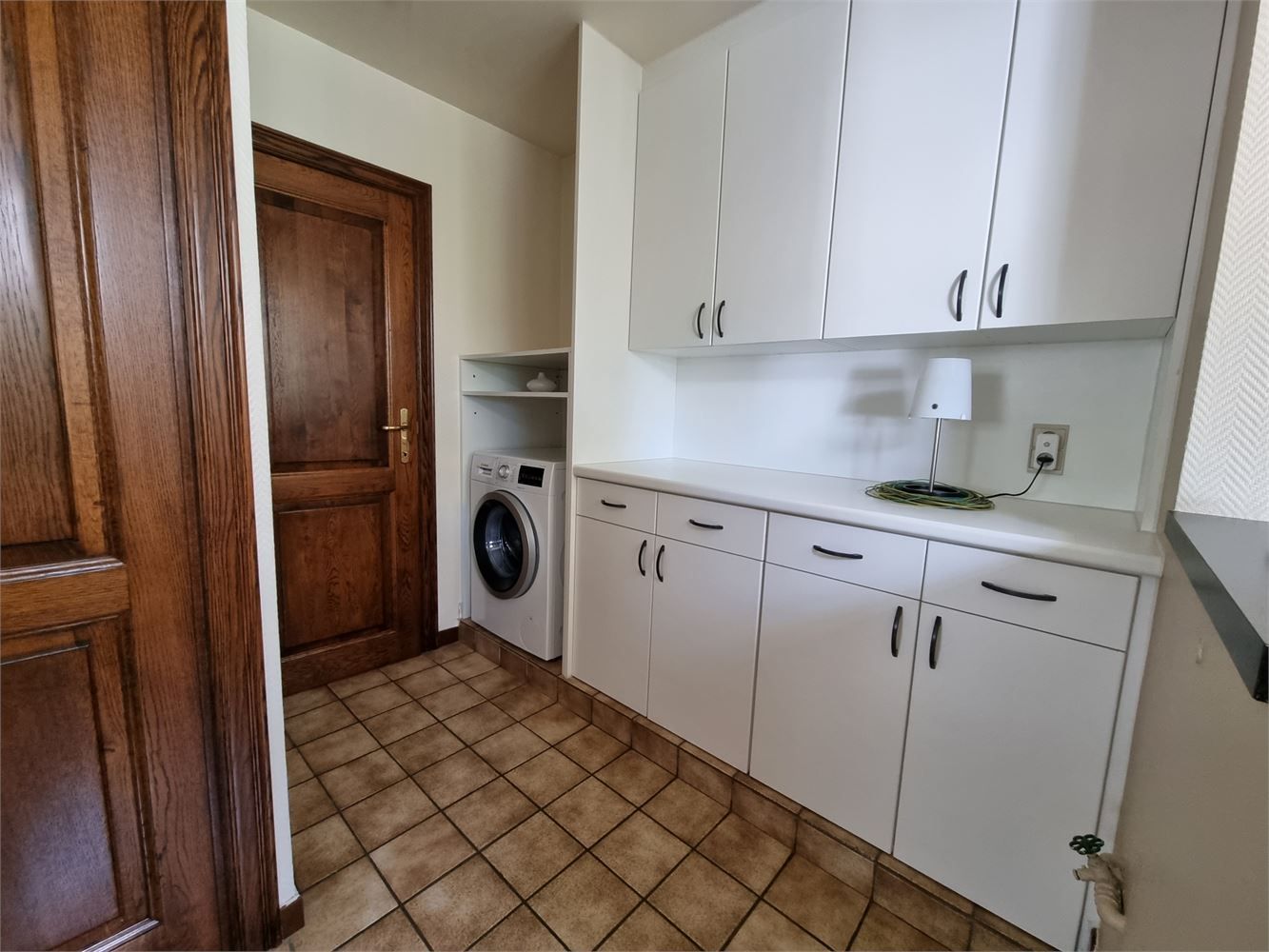 Ruime, residentieel gelegen woning met werkplaats op 15a foto 15