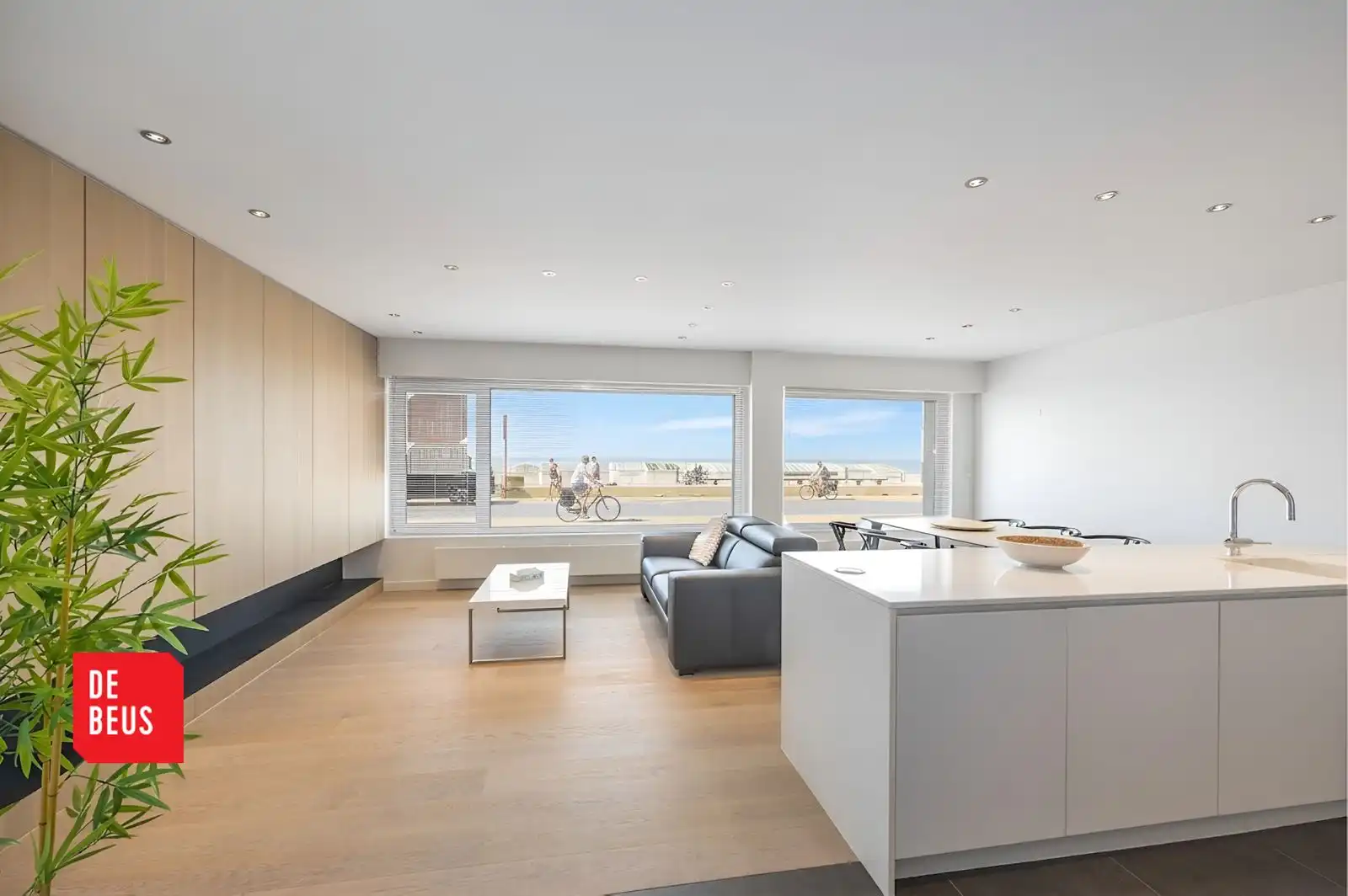 Frontaal zeezicht appartement aan de Zeedijk in Oostende met 3 slaapkamers foto {{pictureIndex}}