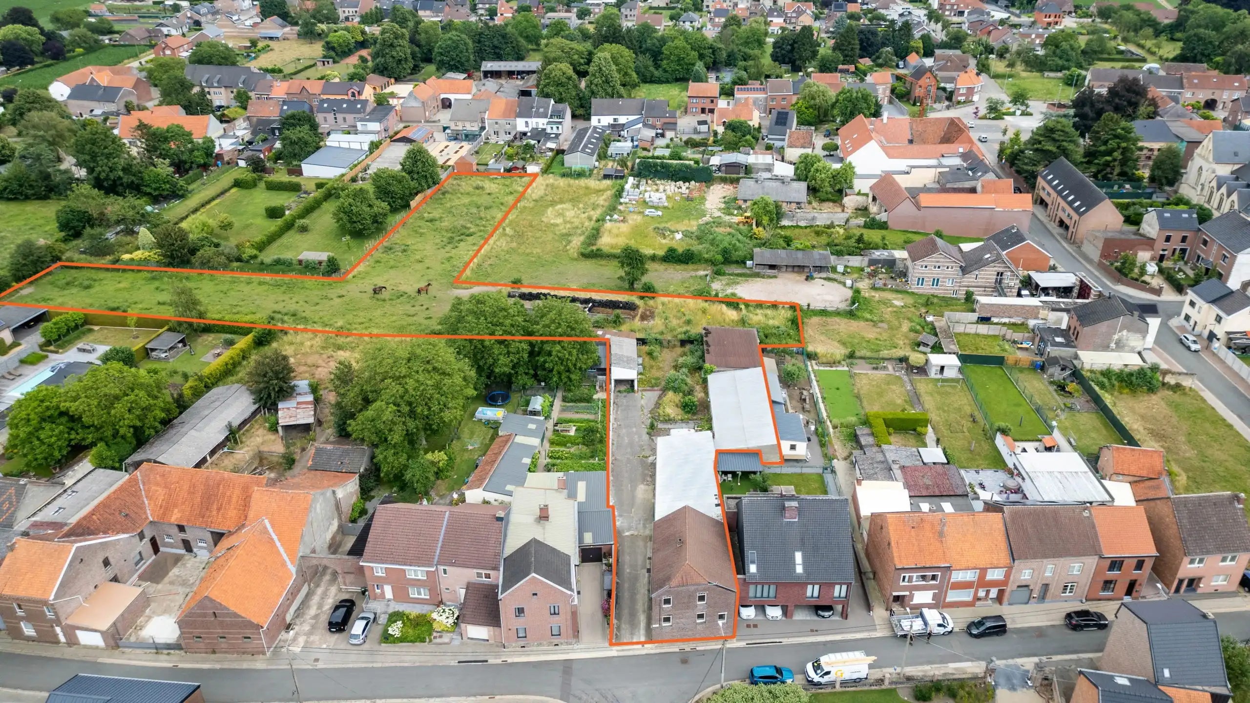 Hoofdfoto van de publicatie: RIEMST - Te renoveren woning met stalling