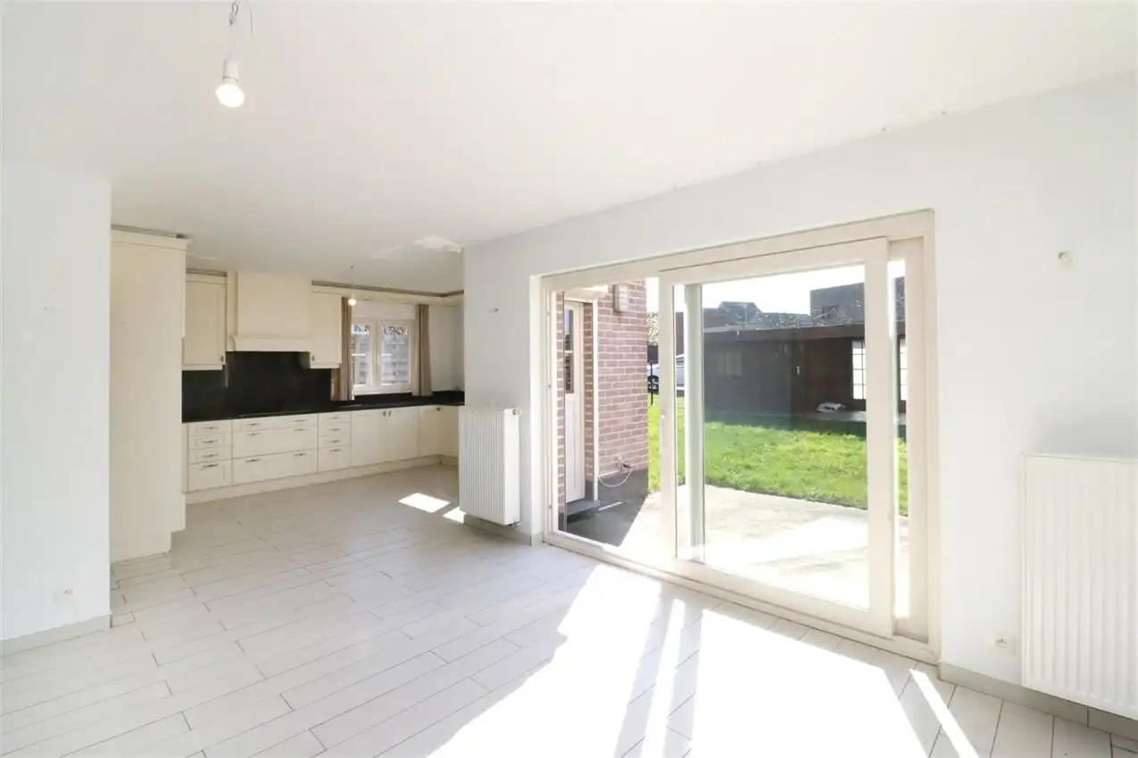 Recente woning met drie slaapkamers en garage op rustige locatie foto 5