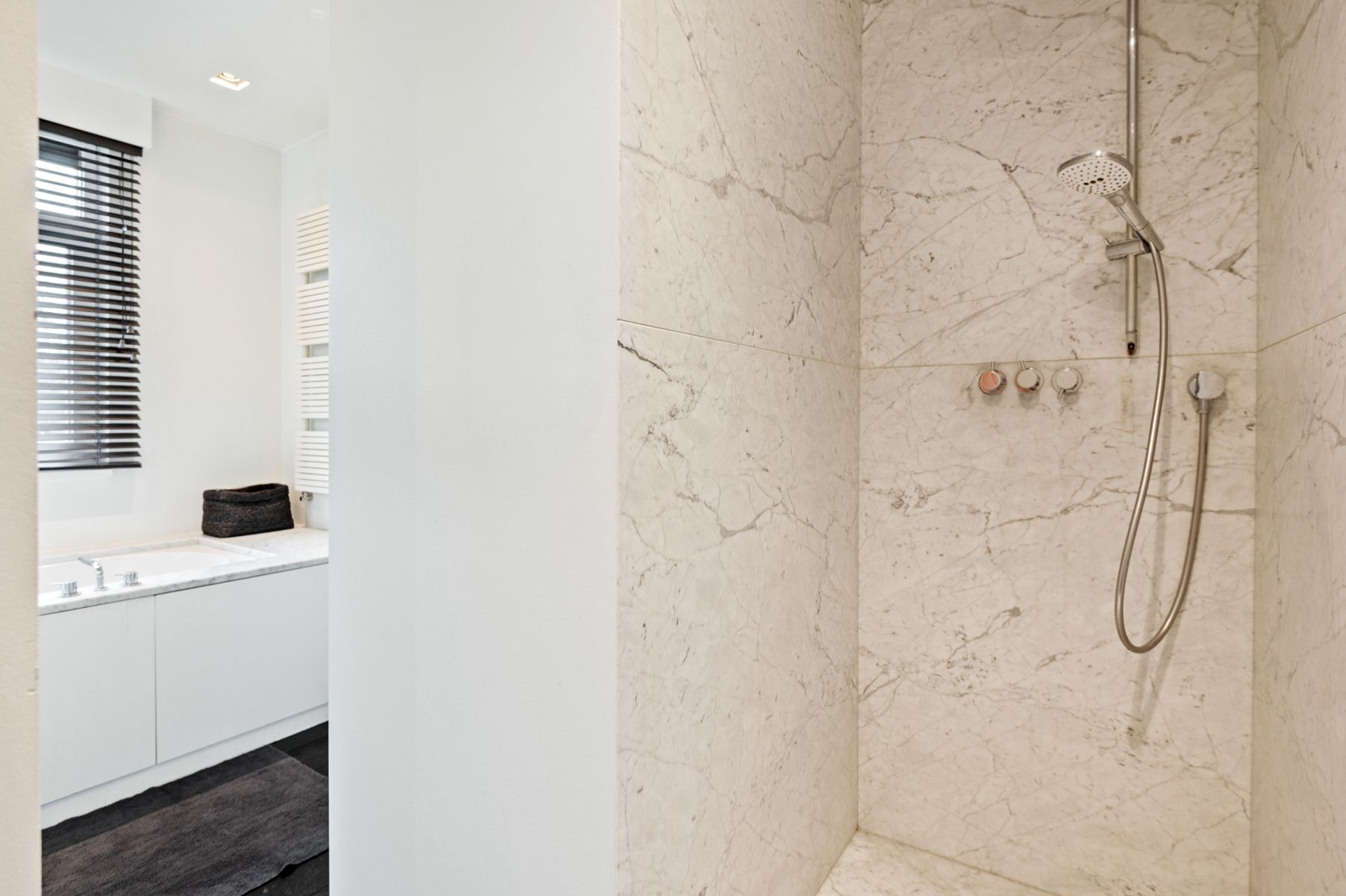 High-end afgewerkte praktijkvilla in het centrum foto 16